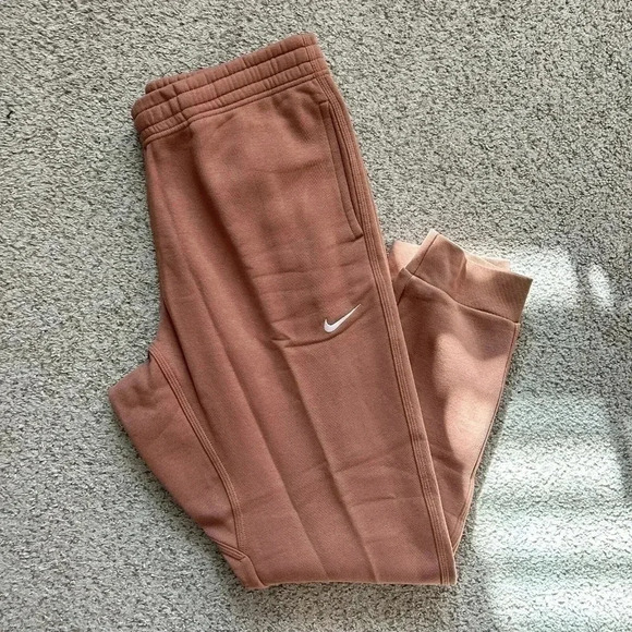 Nike Tapered Leg Sweatpants Club Joggers Clay Brown - Picture 1 of 3